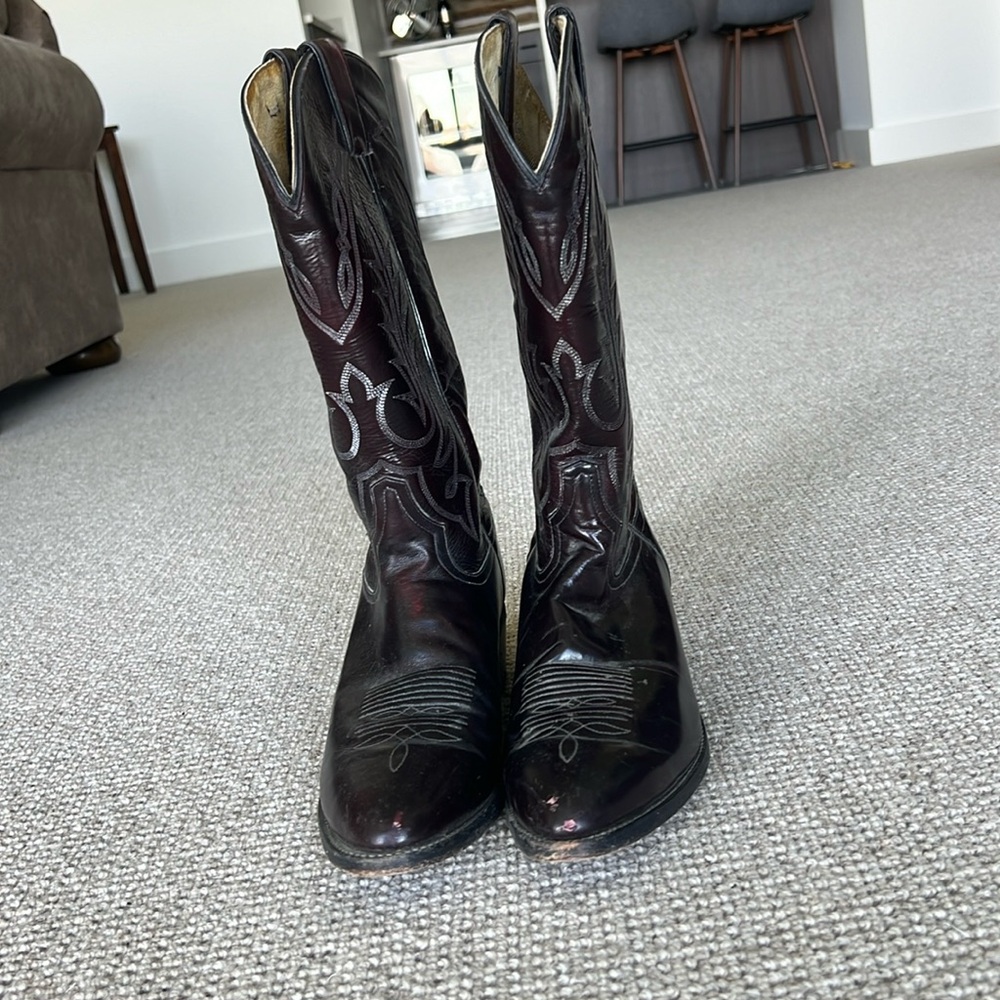 Men’s black cherry leather pull on western boots.
